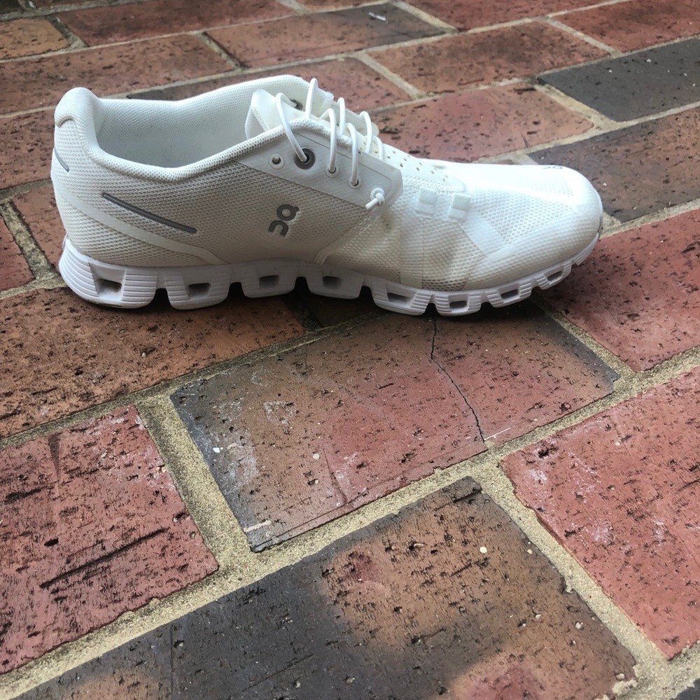 On Cloud: Tennis shoes